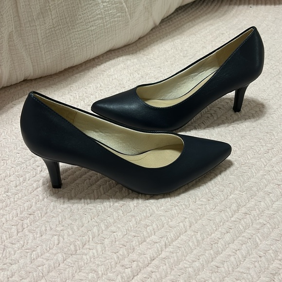 Life Stride Navy Kitten Heels Elegant Design - Picture 2 of 3